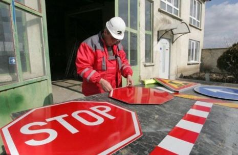 Изготовление дорожных знаков: особенности технологии и основные требования
